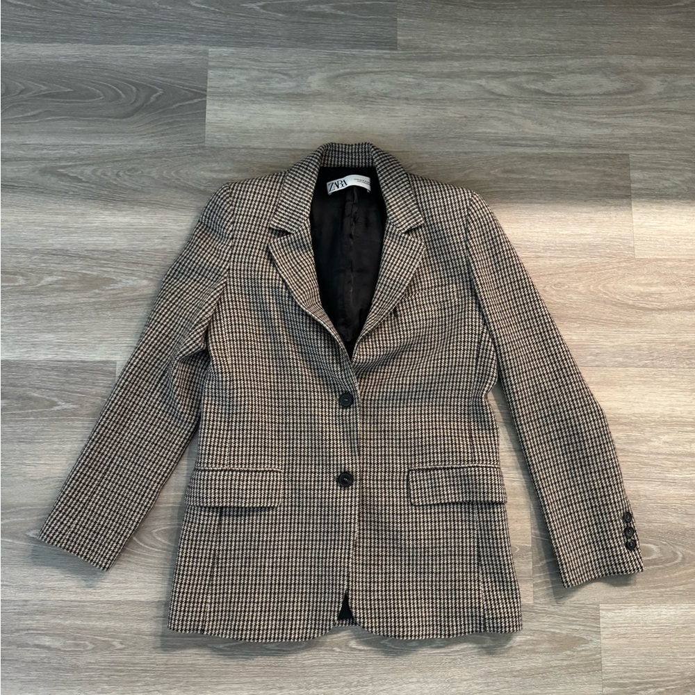 Zara Black and White Blazer with Classic Tailoring